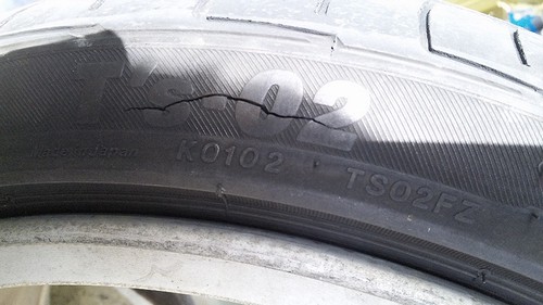 タイヤ亀裂…汗
